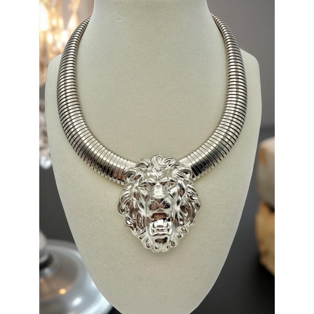 Vintage 1980s Silver Lion Head Omega Collar Necklace